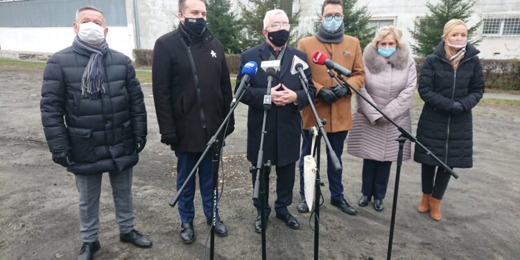 10.12.2020 Starachowice. Konferencja w sprawie przyznania środków z Funduszu Inicjatyw Lokalnych. Na zdjęciu (od lewej): radny Tomasz Andrzejewski, Marek Materek -prezydent Starachowic, poseł Krzysztof Lipiec, Piotr Babicki - starosta starachowicki, radna Danuta Krępa, radna Agnieszka Kuś / Anna Głąb / Radio Kielce