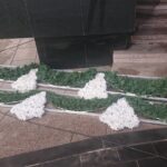 03.12.2020. Kielce. Zakładanie świątecznych ozdób na terenie Świętokrzyskiego Urzędu Wojewódzkiego / Iwona Murawska / Radio Kielce