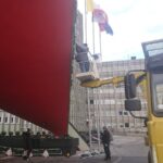 03.12.2020. Kielce. Zakładanie świątecznych ozdób na terenie Świętokrzyskiego Urzędu Wojewódzkiego / Iwona Murawska / Radio Kielce