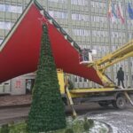 03.12.2020. Kielce. Zakładanie świątecznych ozdób na terenie Świętokrzyskiego Urzędu Wojewódzkiego / Iwona Murawska / Radio Kielce