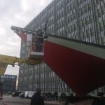 03.12.2020. Kielce. Zakładanie świątecznych ozdób na terenie Świętokrzyskiego Urzędu Wojewódzkiego / Iwona Murawska / Radio Kielce