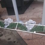 03.12.2020. Kielce. Zakładanie świątecznych ozdób na terenie Świętokrzyskiego Urzędu Wojewódzkiego / Iwona Murawska / Radio Kielce