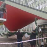 03.12.2020. Kielce. Zakładanie świątecznych ozdób na terenie Świętokrzyskiego Urzędu Wojewódzkiego / Iwona Murawska / Radio Kielce