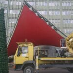 03.12.2020. Kielce. Zakładanie świątecznych ozdób na terenie Świętokrzyskiego Urzędu Wojewódzkiego / Iwona Murawska / Radio Kielce