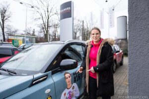 23.12.2020. Kielce. Piłkarki ręczne Suzuki Korony Handball odebrały służbowe samochody. Na zdjęciu: Małgorzata Hibner / Grzegorz Ksel / koronahandball.pl