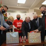 10.12.2020. Kielce. Podarunki w ramach akcji „Szlachetna Paczka” od pracowników Urzędu Marszałkowskiego Województwa Świętokrzyskiego. Na zdjęciu (od lewej): Tomasz Jamka - członek zarządu województwa świętokrzyskiego, Renata Janik - wicemarszałek województwa świętokrzyskiego, Andrzej Bętkowski - marszałek województwa świętokrzyskiego, Marek Bogusławski - wicemarszałek województwa świętokrzyskiego, Marek Jońca - członek zarządu województwa świętokrzyskiego i Mariusz Bodo - sekretarz województwa świętokrzyskiego / Urząd Marszałkowski Województwa Świętokrzyskiego