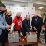 10.12.2020. Kielce. Podarunki w ramach akcji „Szlachetna Paczka” od pracowników Urzędu Marszałkowskiego Województwa Świętokrzyskiego. Na zdjęciu (od lewej): Tomasz Jamka - członek zarządu województwa świętokrzyskiego, Renata Janik - wicemarszałek województwa świętokrzyskiego, Andrzej Bętkowski - marszałek województwa świętokrzyskiego, Marek Bogusławski - wicemarszałek województwa świętokrzyskiego, Marek Jońca - członek zarządu województwa świętokrzyskiego i Mariusz Bodo - sekretarz województwa świętokrzyskiego / Urząd Marszałkowski Województwa Świętokrzyskiego