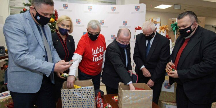 10.12.2020. Kielce. Podarunki w ramach akcji „Szlachetna Paczka” od pracowników Urzędu Marszałkowskiego Województwa Świętokrzyskiego. Na zdjęciu (od lewej): Tomasz Jamka - członek zarządu województwa świętokrzyskiego, Renata Janik - wicemarszałek województwa świętokrzyskiego, Andrzej Bętkowski - marszałek województwa świętokrzyskiego, Marek Bogusławski - wicemarszałek województwa świętokrzyskiego, Marek Jońca - członek zarządu województwa świętokrzyskiego i Mariusz Bodo - sekretarz województwa świętokrzyskiego / Urząd Marszałkowski Województwa Świętokrzyskiego