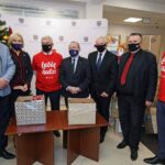 10.12.2020. Kielce. Podarunki w ramach akcji „Szlachetna Paczka” od pracowników Urzędu Marszałkowskiego Województwa Świętokrzyskiego. Na zdjęciu (od lewej): Tomasz Jamka - członek zarządu województwa świętokrzyskiego, Renata Janik - wicemarszałek województwa świętokrzyskiego, Andrzej Bętkowski - marszałek województwa świętokrzyskiego, Marek Bogusławski - wicemarszałek województwa świętokrzyskiego, Marek Jońca - członek zarządu województwa świętokrzyskiego, Mariusz Bodo - sekretarz województwa świętokrzyskiego i Arkadiusz Ślipikowski - zastępca dyrektora Departamentu Regionalnego Ośrodka Polityki Społecznej w Urzędzie Marszałkowskim Województwa Świętokrzyskiego / Urząd Marszałkowski Województwa Świętokrzyskiego