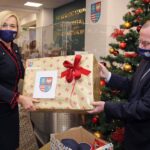 10.12.2020. Kielce. Podarunki w ramach akcji „Szlachetna Paczka” od pracowników Urzędu Marszałkowskiego Województwa Świętokrzyskiego. Na zdjęciu (od lewej): Renata Janik - wicemarszałek województwa świętokrzyskiego i Marek Bogusławski - wicemarszałek województwa świętokrzyskiego / Urząd Marszałkowski Województwa Świętokrzyskiego