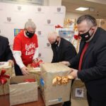 10.12.2020. Kielce. Podarunki w ramach akcji „Szlachetna Paczka” od pracowników Urzędu Marszałkowskiego Województwa Świętokrzyskiego. Na zdjęciu (od lewej): Marek Bogusławski - wicemarszałek województwa świętokrzyskiego, Andrzej Bętkowski - marszałek województwa świętokrzyskiego, Marek Jońca - członek zarządu województwa świętokrzyskiego i Mariusz Bogo - sekretarz województwa świętokrzyskiego / Urząd Marszałkowski Województwa Świętokrzyskiego