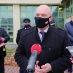 18.12.2020. Opatów. Nowy ambulans transportowy Szpitala św. Leona. Na zdjęciu: Tomasz Staniek - starosta opatowski / Emilia Sitarska / Radio Kielce