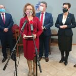 11.12.2020. Starachowice, Konferencja poseł Agaty Wojtyszek w sprawie Funduszu Inicjatyw Lokalnych. Na zdjęciu (od lewej): Joanna Suska - burmistrz Ćmielowa, Andrzej Gąsior - burmistrz Nowej Słupi, Agata Wojtyszek - poseł PiS, Jacek Bryzik - wójt gminy Skarżysko Kościelne, Marzena Bernat - wójt gminy Brody, Hubert Żądło - wójt gminy Bałtów / Anna Głąb / Radio Kielce