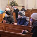 25.12.2020 Święty Krzyż. Turyści odwiedzają bazylikę / Wiktor Taszłow / Radio Kielce
