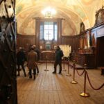 25.12.2020 Święty Krzyż. Turyści odwiedzają bazylikę / Wiktor Taszłow / Radio Kielce