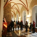 25.12.2020 Święty Krzyż. Turyści odwiedzają bazylikę / Wiktor Taszłow / Radio Kielce