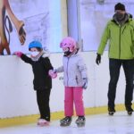 25.12.2020. Kielce. Świąteczny spacer i zabawa na lodowisku / Wiktor Taszłow / Radio Kielce