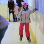 25.12.2020. Kielce. Świąteczny spacer i zabawa na lodowisku / Wiktor Taszłow / Radio Kielce