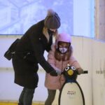 25.12.2020. Kielce. Świąteczny spacer i zabawa na lodowisku / Wiktor Taszłow / Radio Kielce