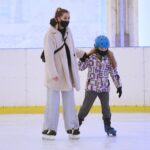 25.12.2020. Kielce. Świąteczny spacer i zabawa na lodowisku / Wiktor Taszłow / Radio Kielce