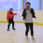 25.12.2020. Kielce. Świąteczny spacer i zabawa na lodowisku / Wiktor Taszłow / Radio Kielce