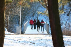 27.12.2020. Cedzyna. Pogoda sprzyja spacerom / Wiktor Taszłow / Radio Kielce