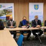 30.12.2020. Kielce. Konferencja w Starostwie Powiatowym w Kielcach. Na zdjęciu (od lewej): Stefan Bąk - członek zarządu powiatu w Kielcach, Mariusz Ściana - członek zarządu powiatu w Kielcach, Mirosław Gębski - starosta kielecki, Tomasz Pleban - wicestarosta kielecki i Cezary Majcher - członek zarządu powiatu w Kielcach / Wiktor Taszłow / Radio Kielce