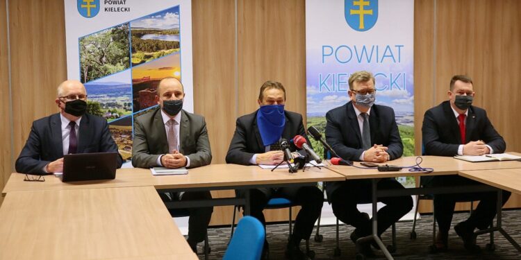 30.12.2020. Kielce. Konferencja w Starostwie Powiatowym w Kielcach. Na zdjęciu (od lewej): Stefan Bąk - członek zarządu powiatu w Kielcach, Mariusz Ściana - członek zarządu powiatu w Kielcach, Mirosław Gębski - starosta kielecki, Tomasz Pleban - wicestarosta kielecki i Cezary Majcher - członek zarządu powiatu w Kielcach / Wiktor Taszłow / Radio Kielce