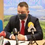 30.12.2020. Kielce. Konferencja w Starostwie Powiatowym w Kielcach. Na zdjęciu: Cezary Majcher - członek zarządu powiatu w Kielcach / Wiktor Taszłow / Radio Kielce