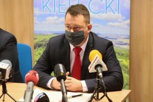 30.12.2020. Kielce. Konferencja w Starostwie Powiatowym w Kielcach. Na zdjęciu: Cezary Majcher - członek zarządu powiatu w Kielcach / Wiktor Taszłow / Radio Kielce