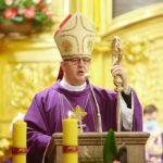 29.11.2020. Kielce. Uroczysta msza święta w szóstą rocznicę ingresu Ks. Biskupa Ordynariusza Jana Piotrowskiego. Na zdjęciu: Jan Piotrowski - biskup kielecki / Wiktor Taszłow / Radio Kielce