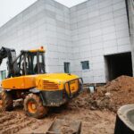 31.12.2020. Nowa Słupia. Budowa Muzeum Starożytnego Hutnictwa w Nowej Słupi / Wiktor Taszłow / Radio Kielce