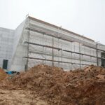 31.12.2020. Nowa Słupia. Budowa Muzeum Starożytnego Hutnictwa w Nowej Słupi / Wiktor Taszłow / Radio Kielce