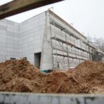 31.12.2020. Nowa Słupia. Budowa Muzeum Starożytnego Hutnictwa w Nowej Słupi / Wiktor Taszłow / Radio Kielce