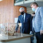 01.12.2020 Podzamcze. Regionalne Centrum Naukowo-Technologiczne. Konferencja na temat nowych eksponatów. Na zdjęciu (od lewej): marszałek Andrzej Bętkowski i Marcin Zawierucha - dyrektor Regionalnego Centrum Naukowo-Technologicznego / Wiktor Taszłow / Radio Kielce