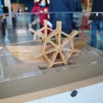 01.12.2020 Podzamcze. Regionalne Centrum Naukowo-Technologiczne. Konferencja na temat nowych eksponatów. Łódź łopatkowa. Model łodzi łopatkowej naszkicowanej przez Leonarda, w której koła łopatkowe napędzające łódź poruszane są siłą mięśni – według wynalazcy system ten był znacznie wydajniejszy niż tradycyjne wiosła / Wiktor Taszłow / Radio Kielce