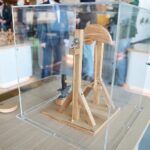 01.12.2020 Podzamcze. Regionalne Centrum Naukowo-Technologiczne. Konferencja na temat nowych eksponatów. Maszyna młotkowa. Eksponat demonstruje działanie maszyny młotowej, odpowiednika dzisiejszych młotów fabrycznych. Młot, uderzający w kowadło z góry wprowadzony jest w ruch przez kołowrót / Wiktor Taszłow / Radio Kielce