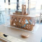 01.12.2020 Podzamcze. Regionalne Centrum Naukowo-Technologiczne. Konferencja na temat nowych eksponatów. Piła mechaniczna. Eksponat prezentuje działanie wymyślonej przez Leonardo da Vinci piły mechanicznej. Miała ona być uruchamiana poprzez kręcenie kołem zamachowym, które połączone z kołem wodnym, wprawia w ruch kilka pił oraz system chwytaków służących do przesuwania drzewa w stronę ostrzy / Wiktor Taszłow / Radio Kielce