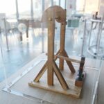 01.12.2020 Podzamcze. Regionalne Centrum Naukowo-Technologiczne. Konferencja na temat nowych eksponatów. Maszyna młotkowa. Eksponat demonstruje działanie maszyny młotowej, odpowiednika dzisiejszych młotów fabrycznych. Młot, uderzający w kowadło z góry wprowadzony jest w ruch przez kołowrót / Wiktor Taszłow / Radio Kielce