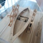 koła łopatkowe napędzające łódź poruszane są siłą mięśni - według wynalazcy system ten był znacznie wydajniejszy niż tradycyjne wiosła / Wiktor Taszłow / Radio Kielce