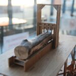 01.12.2020 Podzamcze. Regionalne Centrum Naukowo-Technologiczne. Konferencja na temat nowych eksponatów. Maszyna młotkowa. Eksponat demonstruje działanie maszyny młotowej, odpowiednika dzisiejszych młotów fabrycznych. Młot, uderzający w kowadło z góry wprowadzony jest w ruch przez kołowrót / Wiktor Taszłow / Radio Kielce