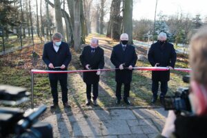 01.12.2020 Podzamcze. Regionalne Centrum Naukowo-Technologiczne. Konferencja na temat nowych eksponatów. Na zdjęciu (od lewej): marszałek Andrzej Bętkowski i Marcin Zawierucha - dyrektor Regionalnego Centrum Naukowo-Technologicznego / Wiktor Taszłow / Radio Kielce