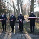 01.12.2020 Podzamcze. Otwarcie po rekonstrukcji 300-letniej alei lipowej. Na zdjęciu (od lewej): Marcin Zawierucha - dyrektor Regionalnego Centrum Naukowo-Technologicznego w Podzamczu, wicemarszałek Marek Bogusławski, poseł Krzysztof Lipiec i marszałek Andrzej Bętkowski / Wiktor Taszłow / Radio Kielce