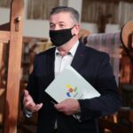 01.12.2020. Kielce. Finał konkursu "Recycling na miarę. Alarm dla Ziemi" Fundacji VIVE Serce Dzieciom. Na zdjęciu: Mirosław Banach - prezes Przedsiębiorstwa Gospodarki Odpadami w Promniku / Wiktor Taszłow / Radio Kielce