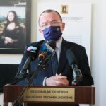 01.12.2020 Podzamcze. Regionalne Centrum Naukowo-Technologiczne. Konferencja na temat nowych eksponatów. Piła mechaniczna. Eksponat prezentuje działanie wymyślonej przez Leonardo da Vinci piły mechanicznej. Miała ona być uruchamiana poprzez kręcenie kołem zamachowym, które połączone z kołem wodnym, wprawia w ruch kilka pił oraz system chwytaków służących do przesuwania drzewa w stronę ostrzy / Wiktor Taszłow / Radio Kielce