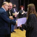 01.12.2020. Kielce. Finał VI Ogólnopolskiego Konkursu Wokalnego imienia Krystyny Jamroz. Przemawia Artur Jaroń - dyrektor Zespołu Państwowych Szkół Muzycznych w