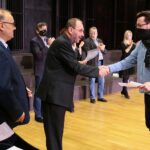 01.12.2020. Kielce. Finał VI Ogólnopolskiego Konkursu Wokalnego imienia Krystyny Jamroz. Nagrodę wręcza Artur Jaroń - dyrektor Zespołu Państwowych Szkół Muzycznych w