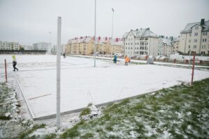 02.12.2020 Kielce. Budowa kompleksu boisk przy Szkole Podstawowej nr 25 w Kielcach / Wiktor Taszlow / Radio Kielce