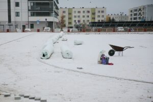 02.12.2020 Kielce. Budowa kompleksu boisk przy Szkole Podstawowej nr 25 w Kielcach / Wiktor Taszlow / Radio Kielce