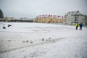 02.12.2020 Kielce. Budowa kompleksu boisk przy Szkole Podstawowej nr 25 w Kielcach / Wiktor Taszlow / Radio Kielce